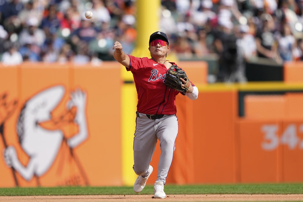 내야수 김하성이 옵트아웃 선언으로 올겨울 자유계약선수(FA) 시장 참가를 공식 선언했다. 여전히 7일까지는 애틀란타와 다년계약 잔류 협상이 가능한 가운데 뉴욕 양키스 이적 가능성도 현지에서 나오는 분위기다. 메이저리그 공식 홈페이지 '엠엘비닷컴(MLB.com)'은 4일 '김하성이 2026시즌 선수 옵션 1600만 달러를 거부하고 FA 선수로 시장에 나온다'라고 보도했다. 지난 2일 2025 월드시리즈 종료 뒤 오는 7일까지 FA 선언을 두고 고민할 기간이 있었던 김하성은 4일 곧바로 옵트아웃을 선언했다. 김하성은 오는 7일부터 메이저리그 모든 구단과 자유롭게 협상이 가능하다. 연합뉴스 