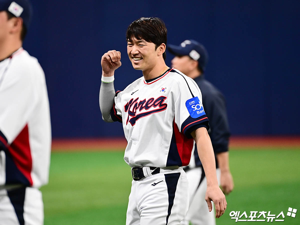 류지현 감독이 이끄는 한국 야구 국가대표팀은 내년 3월 열리는 WBC(월드베이스볼클래식) 대비 평가전인 '2025 NAVER K-BASEBALL SERIES'를 앞두고 훈련을 시작했다. 4일 오후 서울 구로구 고척스카이돔에서 진행된 야구 국가대표팀 훈련에 참석한 박해민이 몸을 풀고 있다. 고척, 박지영 기자