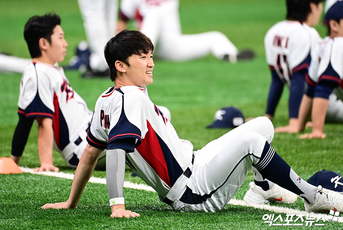 류지현 감독이 이끄는 한국 야구 국가대표팀은 내년 3월 열리는 WBC(월드베이스볼클래식) 대비 평가전인 '2025 NAVER K-BASEBALL SERIES'를 앞두고 훈련을 시작했다. 4일 오후 서울 구로구 고척스카이돔에서 진행된 야구 국가대표팀 훈련에 참석한 박해민이 몸을 풀고 있다. 고척, 박지영 기자