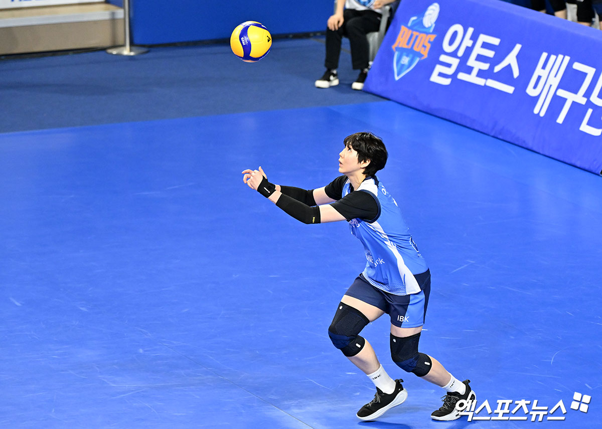 여자 프로배구 IBK기업은행의 이소영이 어깨 부상 여파로 시즌 아웃 위기에 몰렸다. 사진 엑스포츠뉴스 DB