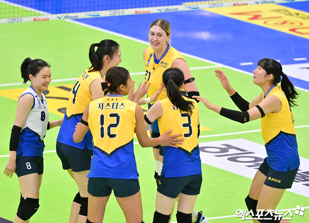 여자 프로배구 현대건설이 4일 경기도 수원체육관에서 열린 진에어 2025-2026 V리그 여자부 1라운드 경기에서 세트 스코어 3-0(25-20 25-20 25-22)으로 이겼다. 사진 김한준 기자 