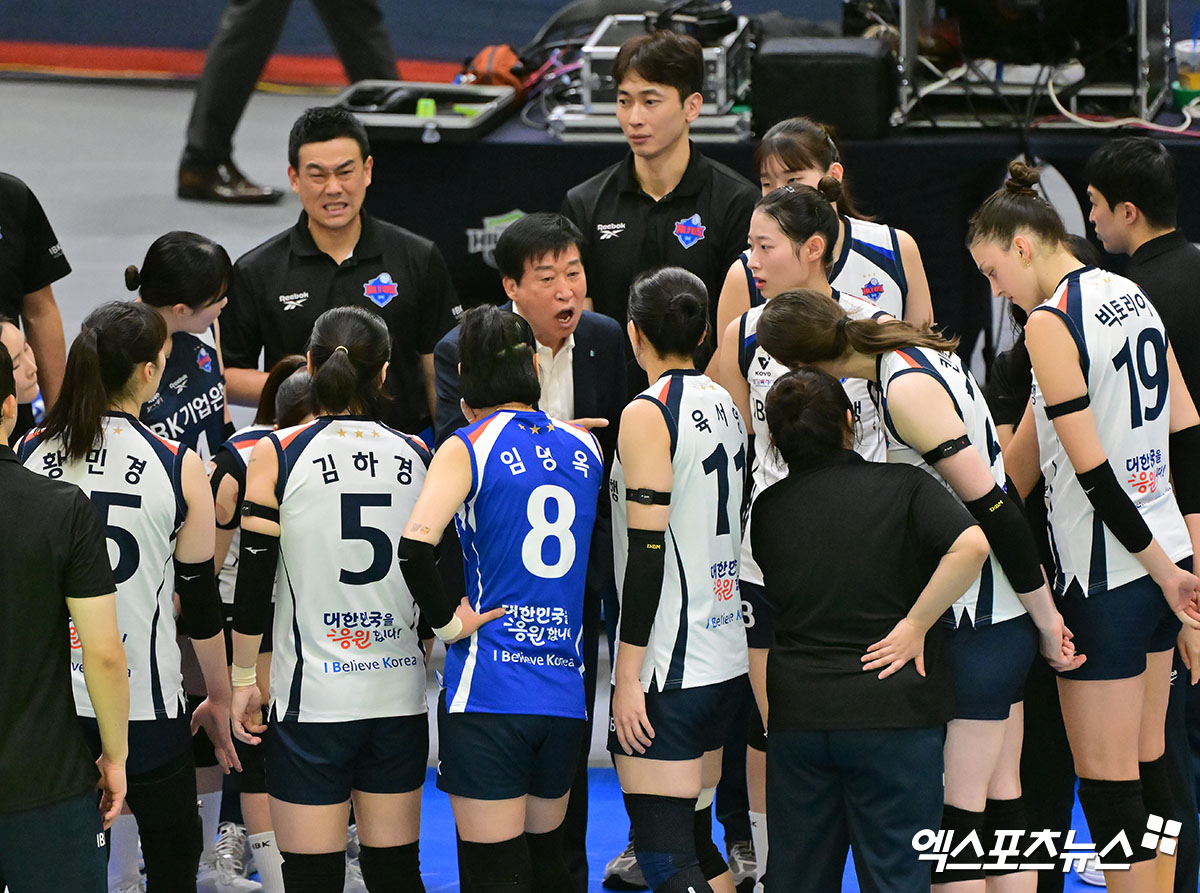 김호철 감독이 이끄는 여자 프로배구 IBK기업은행이 4일 경기도 수원체육관에서 열린 진에어 2025-2026 V리그 여자부 1라운드 현대건설과의 원정 경기에서 세트 스코어 0-3(20-25 20-25 23-25)으로 졌다. 사진 김한준 기자