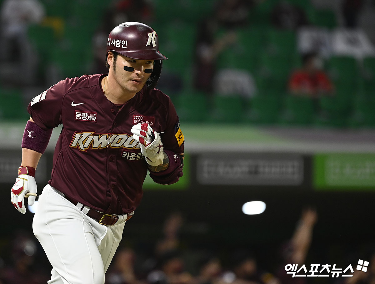 키움 히어로즈가 4일 박병호를 잔류군 선임코치로 선임했다고 밝혔다. 박병호는 2021시즌 종료 후 KT 위즈로 FA 이적한 뒤 4년 만에 친정팀으로 복귀하게 됐다. 사진 엑스포츠뉴스 DB