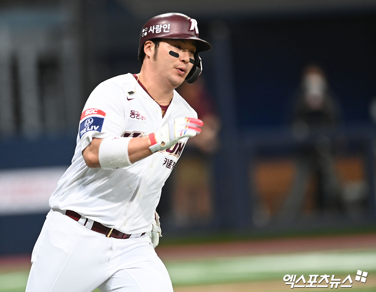 키움 히어로즈가 4일 박병호를 잔류군 선임코치로 선임했다고 밝혔다. 박병호는 2021시즌 종료 후 KT 위즈로 FA 이적한 뒤 4년 만에 친정팀으로 복귀하게 됐다. 사진 엑스포츠뉴스 DB