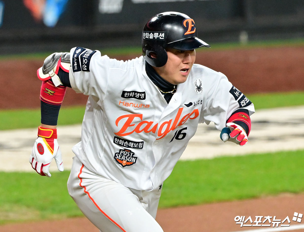 31일 오후 대전 한화생명 볼파크에서 열린 '2025 신한 SOL Bank KBO 한국시리즈' LG 트윈스와 한화 이글스의 5차전 경기, 2회말 1사 1루 한화 하주석이 2루타를 날리고 있다. 엑스포츠뉴스DB
