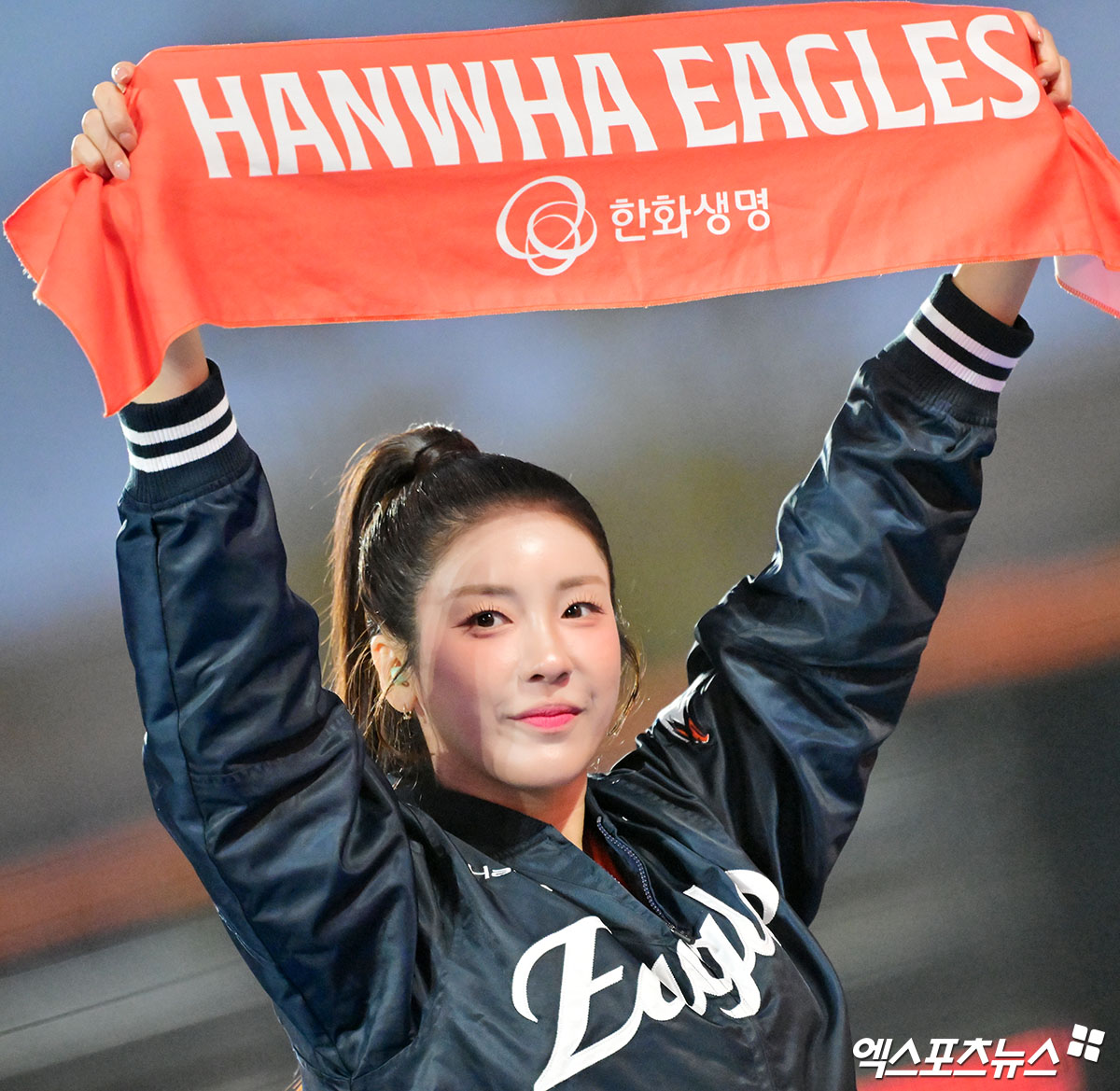 24일 오후 대전 한화생명 볼파크에서 열린 '2025 신한 SOL Bank KBO 포스트시즌' 삼성 라이온즈와 한화 이글스의 플레이오프 5차전 경기, 한화 김연정 치어리더가 열띤 응원을 선보이고 있다. 엑스포츠뉴스DB