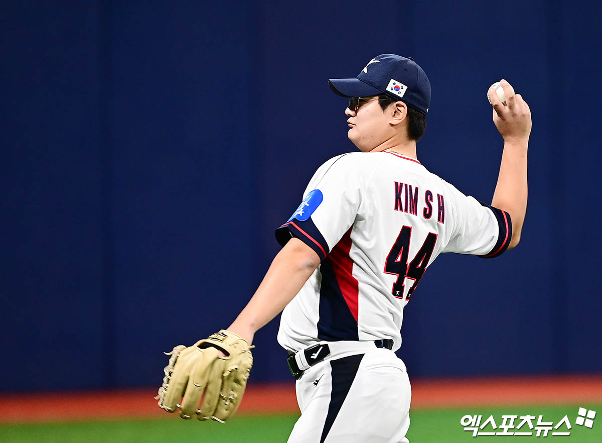 4일 오후 서울 구로구 고척스카이돔에서 진행된 야구 국가대표팀 훈련에 참석한 김서현이 캐치볼을 하고 있다. 고척, 박지영 기자