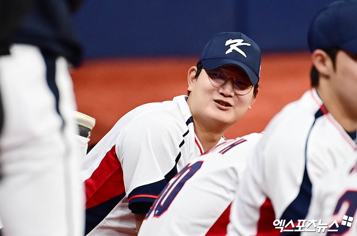 4일 오후 서울 구로구 고척스카이돔에서 진행된 야구 국가대표팀 훈련에 참석한 김서현이 몸을 풀고 있다. 고척, 박지영 기자