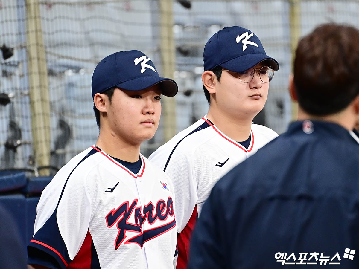 4일 오후 서울 구로구 고척스카이돔에서 진행된 야구 국가대표팀 훈련에 참석한 정우주와 김서현이 코칭스태프의 이야기를 듣고 있다. 고척, 박지영 기자