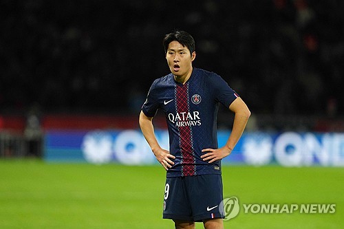 파리 생제르맹(PSG)에서 활약 중인 한국 국가대표 미드필더 이강인이 별들의 무대 유럽축구연맹(UEFA) 챔피언스리그에서 1년 8개월 만에 공격포인트를 기록했다. 루이스 엔리케 감독이 이끄는 프랑스 최고 명문 PSG는 5일 프랑스 파리의 파르크 데 프랭스에서 열린 바이에른 뮌헨(독일)과의 2025-2026시즌 UEFA 챔피언스리그 리그 페이즈 4차전서 1-2로 졌다. 이강인은 이 경기에서 교체로 들어가 후반 1-2로 추격하는 주앙 네베스의 만회골을 도왔다. 연합뉴스