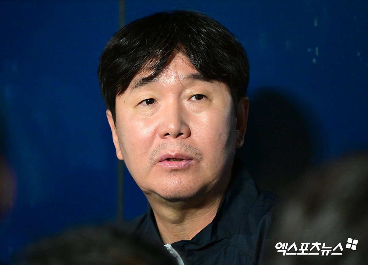 5일 오후 서울 구로구 고척스카이돔에서 진행된 야구 국가대표팀 훈련에 참석한 류지현 감독이 취재진과 대화를 나누고 있다. 고척, 김한준 기자