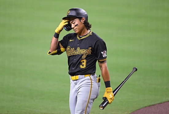 한국인 메이저리거 배지환이 피츠버그 파이리츠로부터 웨이버 공시됐다. 웨이버 기간 배지환을 데려가려는 팀이 나타나지 않으면 그는 FA(자유계약) 선수가 되거나 원소속팀 피츠버그와 마이너리그 계약을 맺을 수 있다. 배지환은 욜해 3번이나 마이너행 통보를 받았다. 지난 4월3일 첫 번째 마이너리그 강등 통보를 받은 그는 5월10일 다시 빅리그에 콜업됐으나 일주일 만에 다시 강등됐다. 9월8일 다시 빅리그 부름을 받았지만 6경기에서 9타수 무안타로 침묵한 뒤 다시 마이너로 내려갔다. 연합뉴스