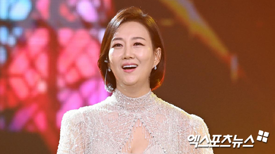 가수 장윤정이 이유를 알 수 없는 피부 질환으로 10개월째 고통을 겪고 있다고 밝혔다.