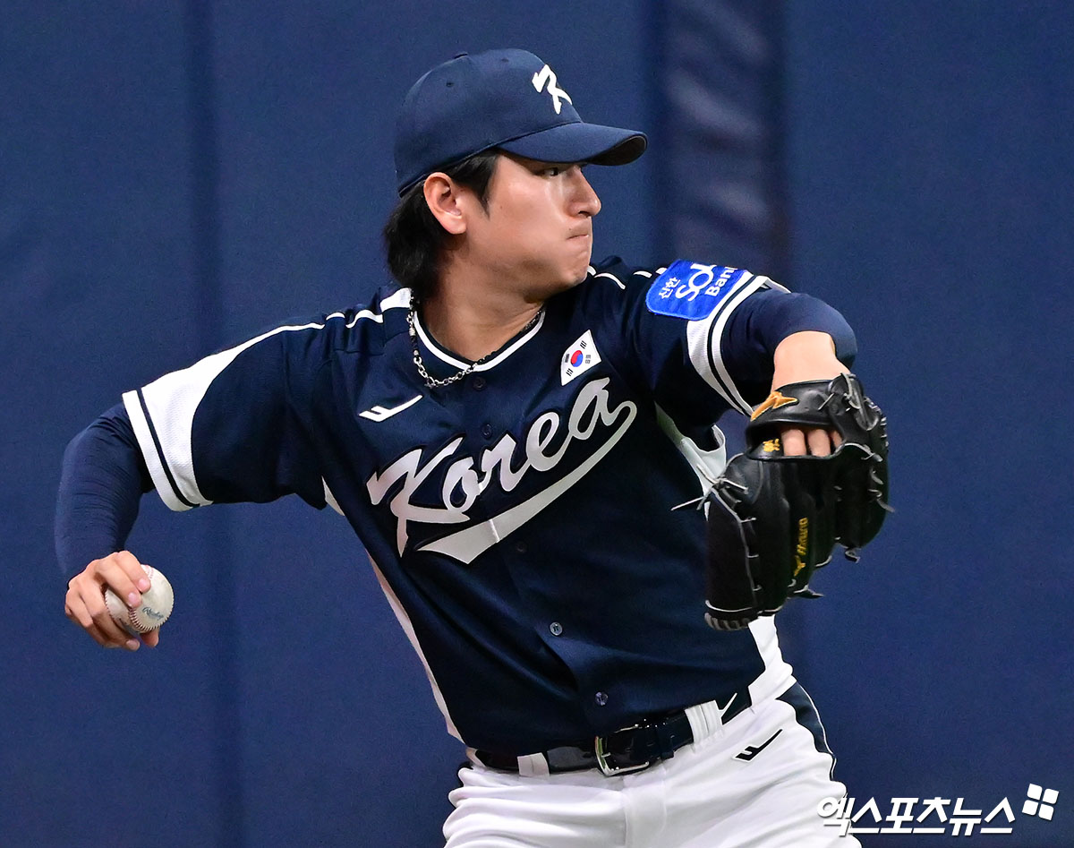 야구대표팀 류지현 감독은 5일 '곽빈 선수가 이번 주말 체코와 첫 경기 선발 투수로 등판한다. 마지막으로 실전 등판한 지 한 달 넘게 시간이 흘러서 본인이 불안해 하는 것도 있어서 감각 회복이 필요하다'며 '준비를 참 잘하고 대표팀에 합류했다. 던지는 것을 직접 보지는 못했지만, 투수 파트 코치들이 그렇게 전했다'고 했다. 곽빈은 '체코전 첫 경기 선발 투수로 나가는데 평가전이라 마음은 편하다. 그래도 좋은 모습을 보이기 위해 최선을 다하겠다. 특별히 아픈 곳은 없다. 조금 쉬면서 몸을 계속 만들어왔기 때문에 회복은 잘 됐다. 시즌 막판 2경기에서 공이 좋았다. 더 던지고 싶을 정도로 자신감을 되찾았다. 그 사이 투구도 몇 번 했다'고 했다. 고척, 김한준 기자