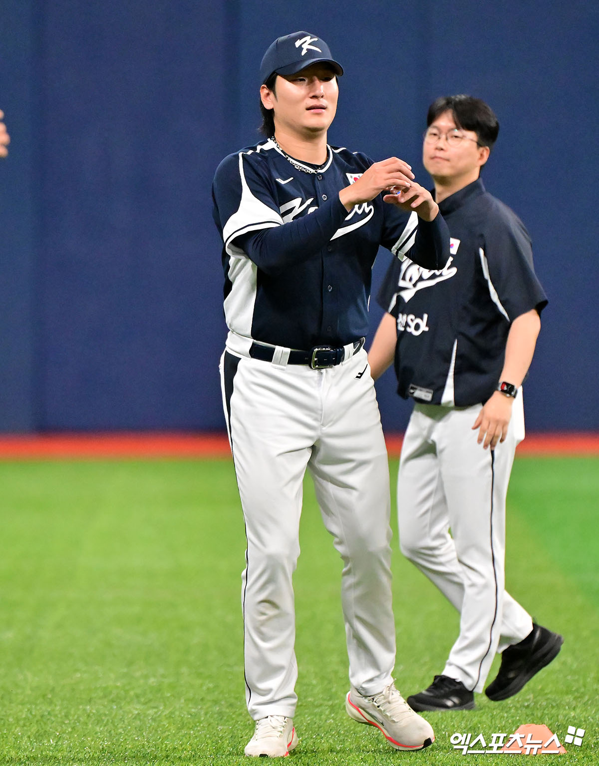 야구대표팀 류지현 감독은 5일 '곽빈 선수가 이번 주말 체코와 첫 경기 선발 투수로 등판한다. 마지막으로 실전 등판한 지 한 달 넘게 시간이 흘러서 본인이 불안해 하는 것도 있어서 감각 회복이 필요하다'며 '준비를 참 잘하고 대표팀에 합류했다. 던지는 것을 직접 보지는 못했지만, 투수 파트 코치들이 그렇게 전했다'고 했다. 곽빈은 '체코전 첫 경기 선발 투수로 나가는데 평가전이라 마음은 편하다. 그래도 좋은 모습을 보이기 위해 최선을 다하겠다. 특별히 아픈 곳은 없다. 조금 쉬면서 몸을 계속 만들어왔기 때문에 회복은 잘 됐다. 시즌 막판 2경기에서 공이 좋았다. 더 던지고 싶을 정도로 자신감을 되찾았다. 그 사이 투구도 몇 번 했다'고 했다. 고척, 김한준 기자