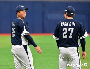 한동희 ‘박동원과 대화하며’[포토]