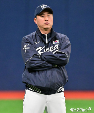 최원호 코치 ‘투수를 집중적으로 보며’[포토]