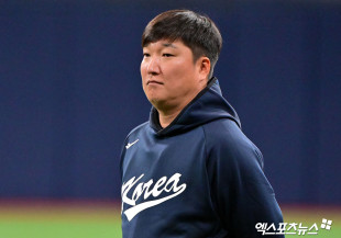 선수들 웜업 지켜보는 이진영 코치[포토]