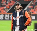 'KBO 역수출 사례까지 소환' 폰세, 美 관심 폭발…"MLB 팀과 선발로 계약할 수 있어"