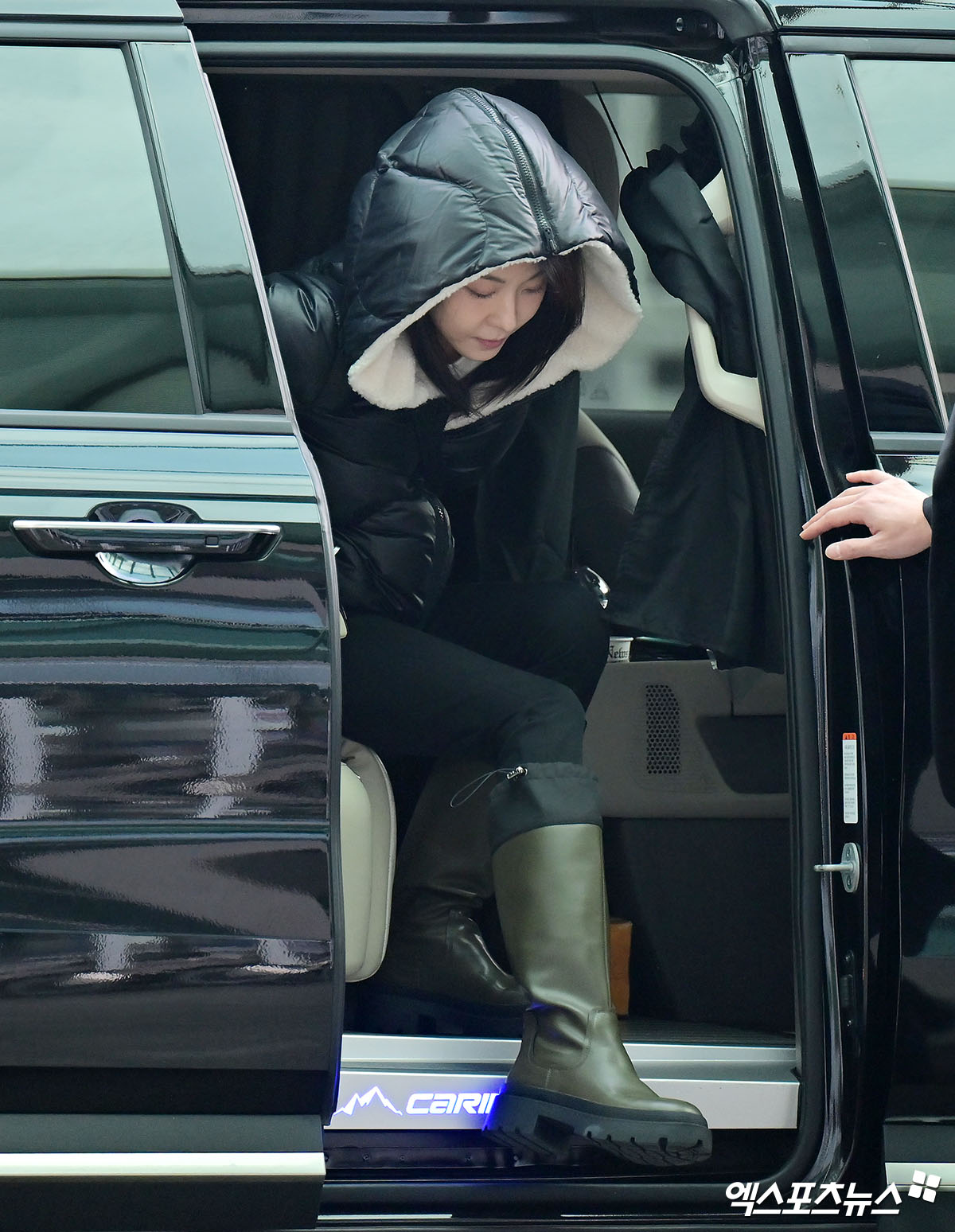 하지원이 출국하고 있다.