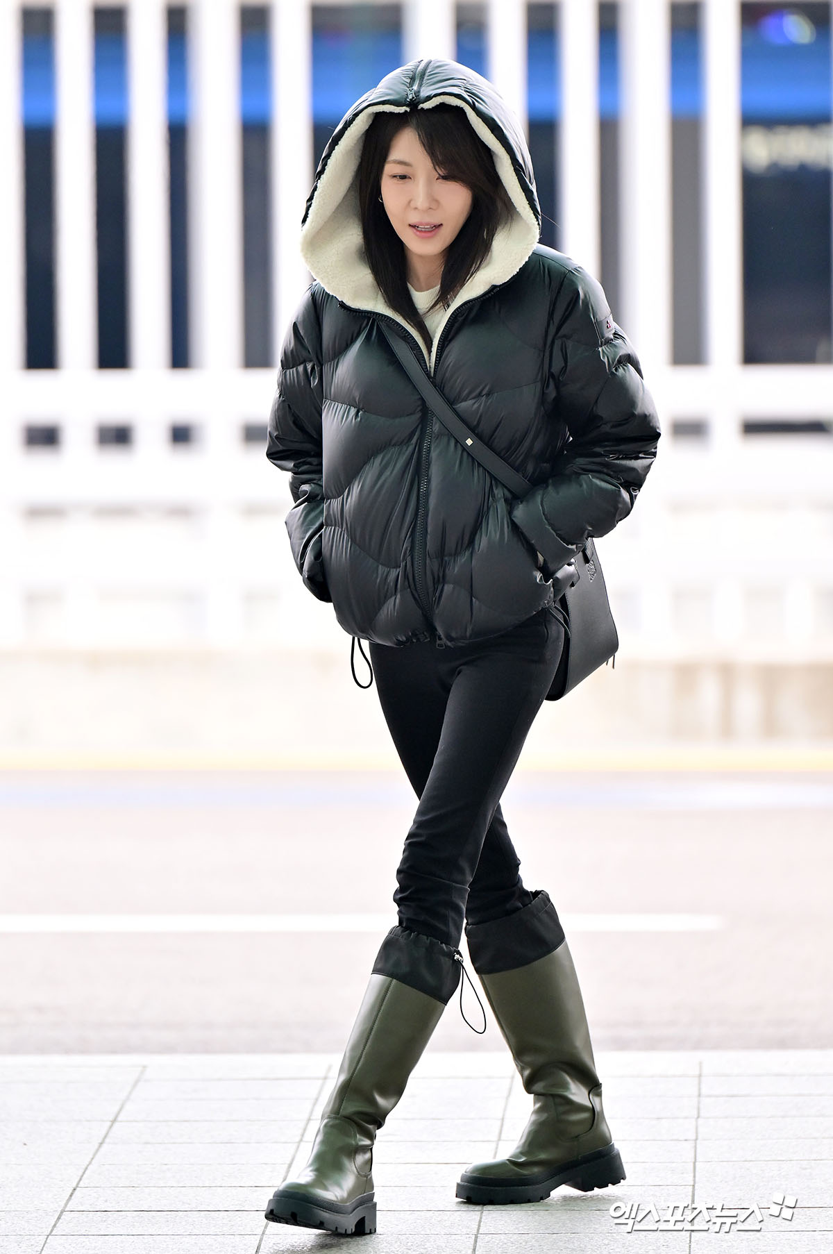 하지원이 출국하고 있다.