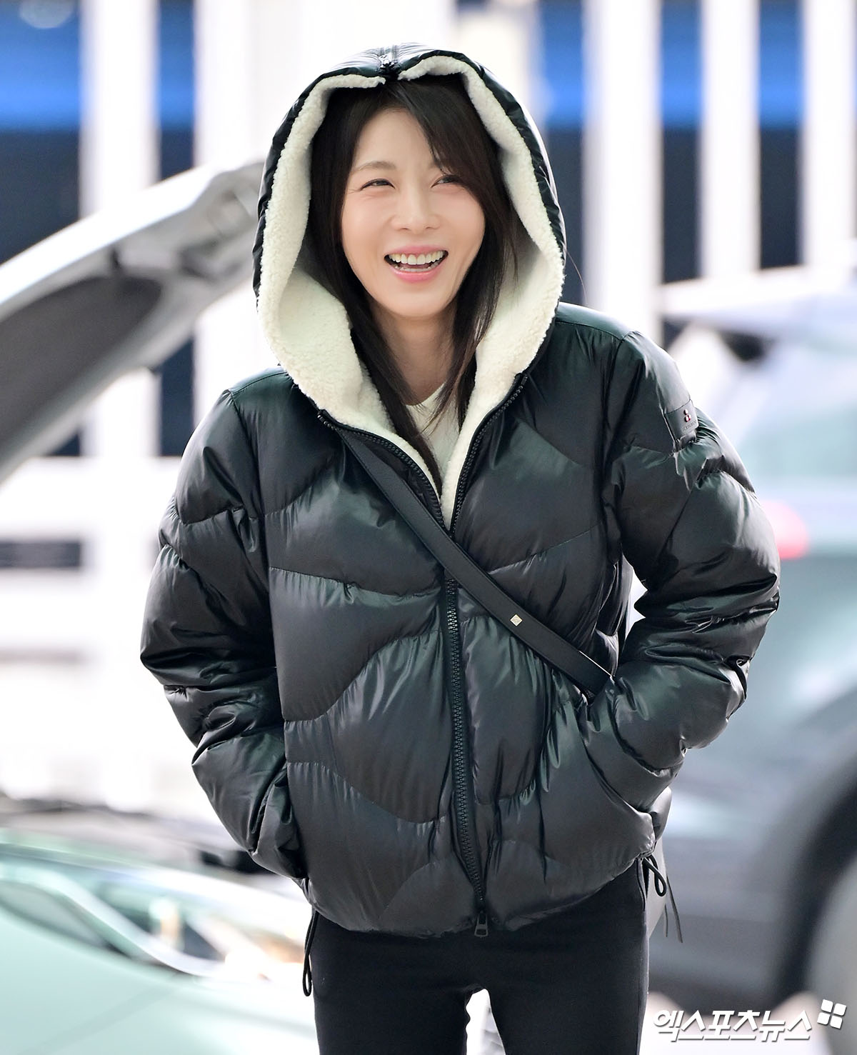 하지원이 출국하고 있다.