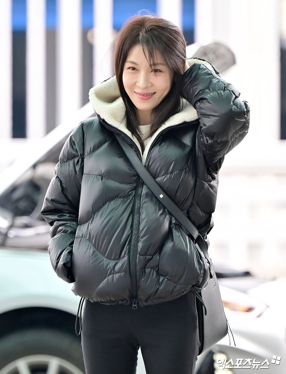 하지원이 출국하고 있다.