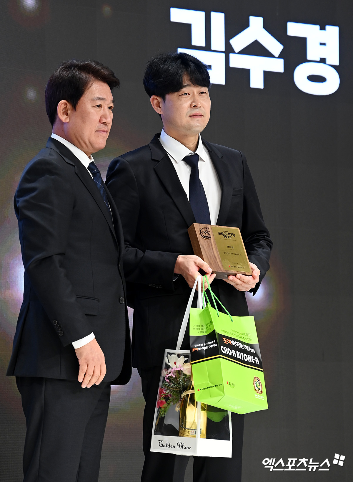 '2023 조아제약 프로야구 대상'에서 코치상을 수상했던 김수경 코치. 사진 엑스포츠뉴스 DB