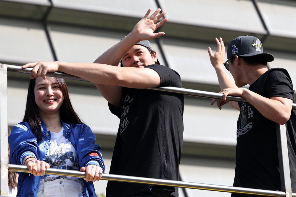 지난 3일(한국시간) 미국 캘리포니아에서 열린 LA 다저스 월드시리즈 우승 기념 행사에 참석한 오타니 쇼헤이(가운데)와 다나카 마미코(왼쪽). 사진 연합뉴스