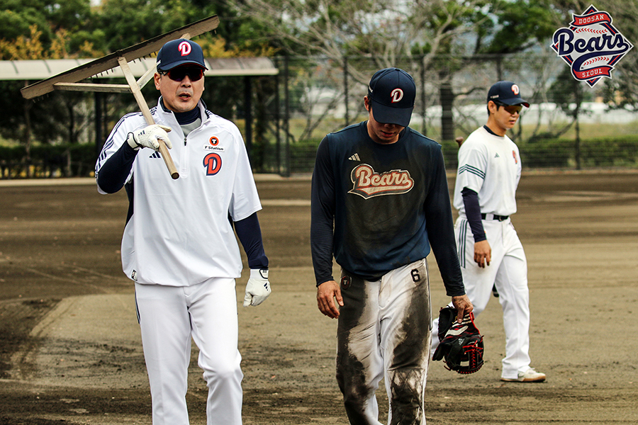 홍원기(왼쪽) 두산 베어스 수석코치가 일본 미야자키에서 진행 중인 마무리 캠프에서 선수들의 수비 훈련을 지도하고 있다. 사진 두산 베어스