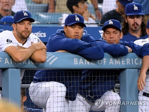 미국 메이저리그 LA 다저스에서 함께 뛰었던 류현진(가운데)과 마에다 겐타(오른쪽). 사진 연합뉴스