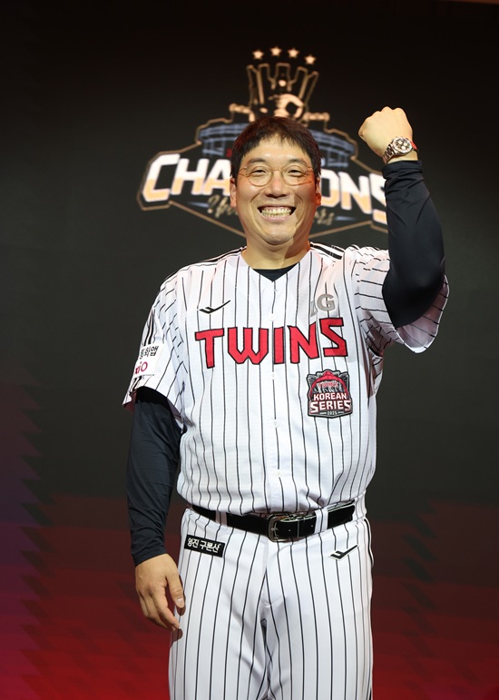 LG는 6일 곤지암리조트에서 '2025 KBO리그 LG트윈스 통합우승 기념행사'를 열었다. 이번 행사에는 LG 구광모 구단주와 그룹 관계자 및 트윈스 선수단, 프런트 등 120여 명이 참석했다. 특히 이 자리에서 구광모 구단주는 한국시리즈 MVP 김현수에게 롤렉스 시계를 전달하며 '이는 초대 구단주이셨던 구본무 선대 회장님의 야구단에 대한 열정과 사랑으로 만들어진 것이다. 그 뜻을 기리고 앞으로 이런 영광스러운 자리를 더 자주 맞이하고 싶은 마음에 이 전통을 LG의 전통으로 이어 나가도록 하겠다'고 했다. LG는 2년 전 우승했을 때도 한국시리즈 MVP 오지환에게 롤렉스 시계를 선물했다. LG 트윈스