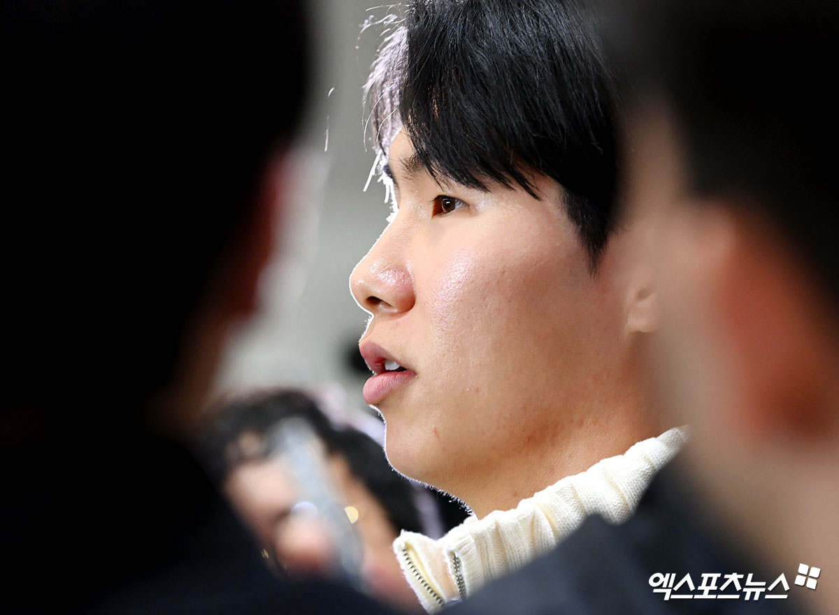 미국프로야구 메이저리그(MLB) 로스앤젤레스 다저스에서 뛰는 김혜성이 월드시리즈 우승반지와 함께 6일 오후 인천국제공항을 통해 귀국했다.  김혜성이 입국장을 나서 인터뷰를 하고 있다.  한국인 메이저리거 야수로는 역대 최초로 월드시리즈 우승반지를 차지한 김혜성은 올해 71경기 출전, 타율 0.280(161타수 45안타), 3홈런 17타점 19득점, 13도루(1실패), 출루율 0.314 장타율 0.385, OPS 0.699의 기록으로 정규시즌을 마무리했다. 5월 초 콜업된 이후 2루수와 유격수, 중견수를 거치며 팀내 알토란 같은 활약을 펼쳤다. 인천공항, 고아라 기자