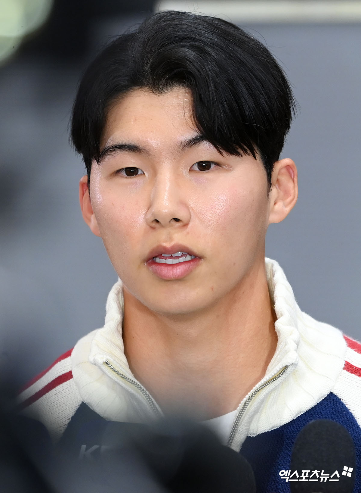 미국프로야구 메이저리그(MLB) 로스앤젤레스 다저스에서 뛰는 김혜성이 월드시리즈 우승반지와 함께 6일 오후 인천국제공항을 통해 귀국했다.  김혜성이 입국장을 나서 인터뷰를 하고 있다.  한국인 메이저리거 야수로는 역대 최초로 월드시리즈 우승반지를 차지한 김혜성은 올해 71경기 출전, 타율 0.280(161타수 45안타), 3홈런 17타점 19득점, 13도루(1실패), 출루율 0.314 장타율 0.385, OPS 0.699의 기록으로 정규시즌을 마무리했다. 5월 초 콜업된 이후 2루수와 유격수, 중견수를 거치며 팀내 알토란 같은 활약을 펼쳤다. 인천공항, 고아라 기자