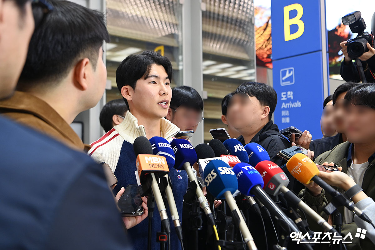 미국프로야구 메이저리그(MLB) 로스앤젤레스 다저스에서 뛰는 김혜성이 월드시리즈 우승반지와 함께 6일 오후 인천국제공항을 통해 귀국했다.  김혜성이 입국장을 나서 인터뷰를 하고 있다.  한국인 메이저리거 야수로는 역대 최초로 월드시리즈 우승반지를 차지한 김혜성은 올해 71경기 출전, 타율 0.280(161타수 45안타), 3홈런 17타점 19득점, 13도루(1실패), 출루율 0.314 장타율 0.385, OPS 0.699의 기록으로 정규시즌을 마무리했다. 5월 초 콜업된 이후 2루수와 유격수, 중견수를 거치며 팀내 알토란 같은 활약을 펼쳤다. 인천공항, 고아라 기자