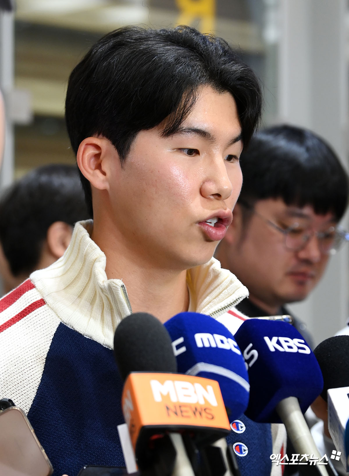 미국프로야구 메이저리그(MLB) 로스앤젤레스 다저스에서 뛰는 김혜성이 월드시리즈 우승반지와 함께 6일 오후 인천국제공항을 통해 귀국했다.  김혜성이 입국장을 나서 인터뷰를 하고 있다.  한국인 메이저리거 야수로는 역대 최초로 월드시리즈 우승반지를 차지한 김혜성은 올해 71경기 출전, 타율 0.280(161타수 45안타), 3홈런 17타점 19득점, 13도루(1실패), 출루율 0.314 장타율 0.385, OPS 0.699의 기록으로 정규시즌을 마무리했다. 5월 초 콜업된 이후 2루수와 유격수, 중견수를 거치며 팀내 알토란 같은 활약을 펼쳤다. 인천공항, 고아라 기자