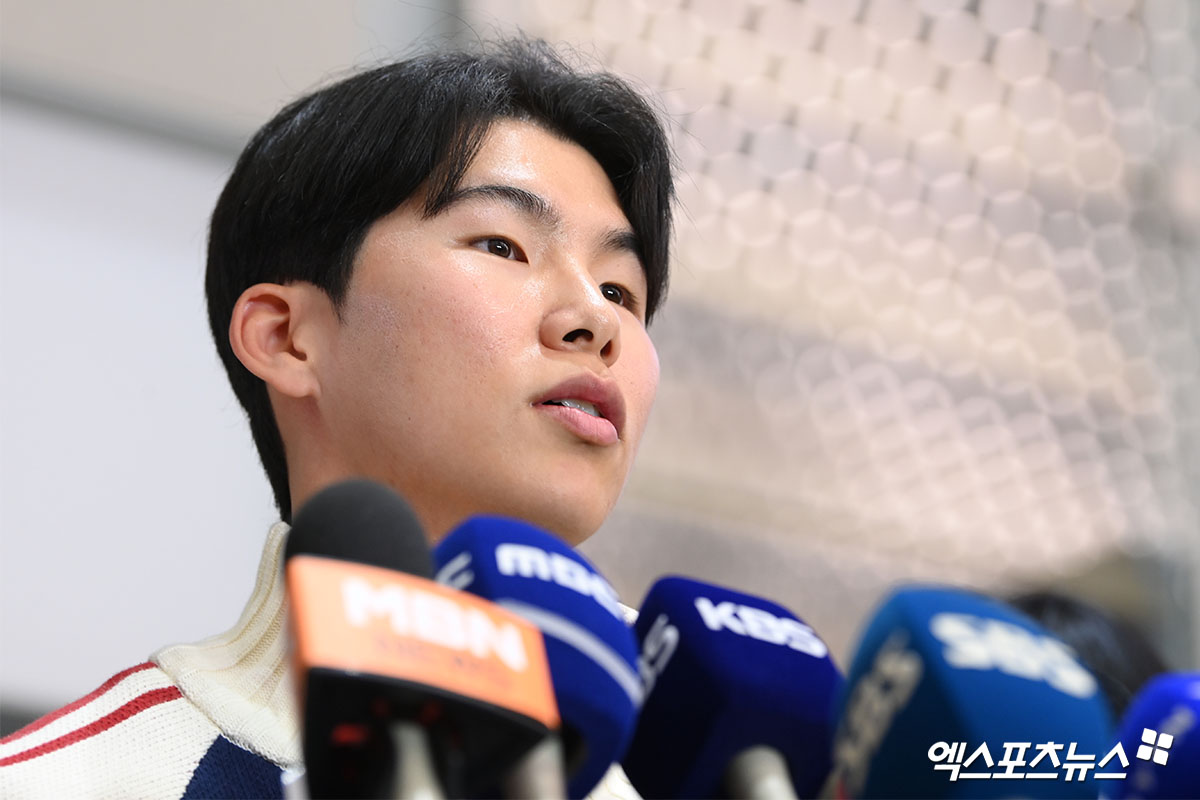 미국프로야구 메이저리그(MLB) 로스앤젤레스 다저스에서 뛰는 김혜성이 월드시리즈 우승반지와 함께 6일 오후 인천국제공항을 통해 귀국했다.  김혜성이 입국장을 나서 인터뷰를 하고 있다.  한국인 메이저리거 야수로는 역대 최초로 월드시리즈 우승반지를 차지한 김혜성은 올해 71경기 출전, 타율 0.280(161타수 45안타), 3홈런 17타점 19득점, 13도루(1실패), 출루율 0.314 장타율 0.385, OPS 0.699의 기록으로 정규시즌을 마무리했다. 5월 초 콜업된 이후 2루수와 유격수, 중견수를 거치며 팀내 알토란 같은 활약을 펼쳤다. 인천공항, 고아라 기자