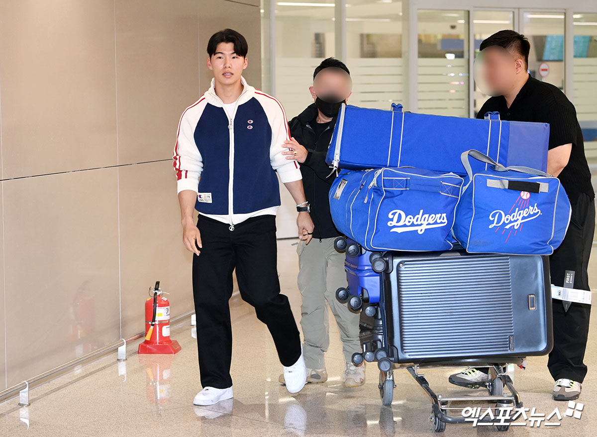 미국프로야구 메이저리그(MLB) 로스앤젤레스 다저스에서 뛰는 김혜성이 월드시리즈 우승반지와 함께 6일 오후 인천국제공항을 통해 귀국했다.  김혜성이 입국장을 나서고 있다.  한국인 메이저리거 야수로는 역대 최초로 월드시리즈 우승반지를 차지한 김혜성은 올해 71경기 출전, 타율 0.280(161타수 45안타), 3홈런 17타점 19득점, 13도루(1실패), 출루율 0.314 장타율 0.385, OPS 0.699의 기록으로 정규시즌을 마무리했다. 5월 초 콜업된 이후 2루수와 유격수, 중견수를 거치며 팀내 알토란 같은 활약을 펼쳤다. 인천공항, 고아라 기자
