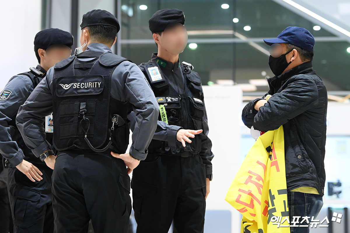 인천공항에서 제지되는 고척 김선생 장면