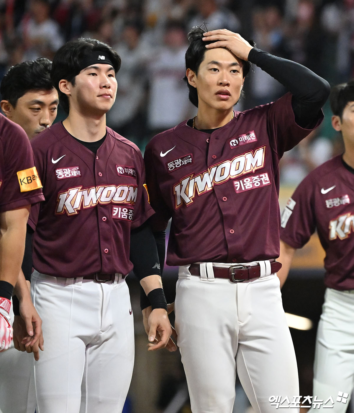 30일 오후 인천SSG랜더스필드에서 열린 '2024 신한 SOL Bank KBO리그' 키움 히어로즈와 SSG 랜더스의 경기, SSG가 최정의 연타석 홈런에 힘입어 키움에 7:2로 승리하며 KBO리그 최초의 5위 결정전이 성사됐다.  경기종료 후 키움 김혜성과 송성문이 관중들에게 인사를 하고 있다. 엑스포츠뉴스 DB