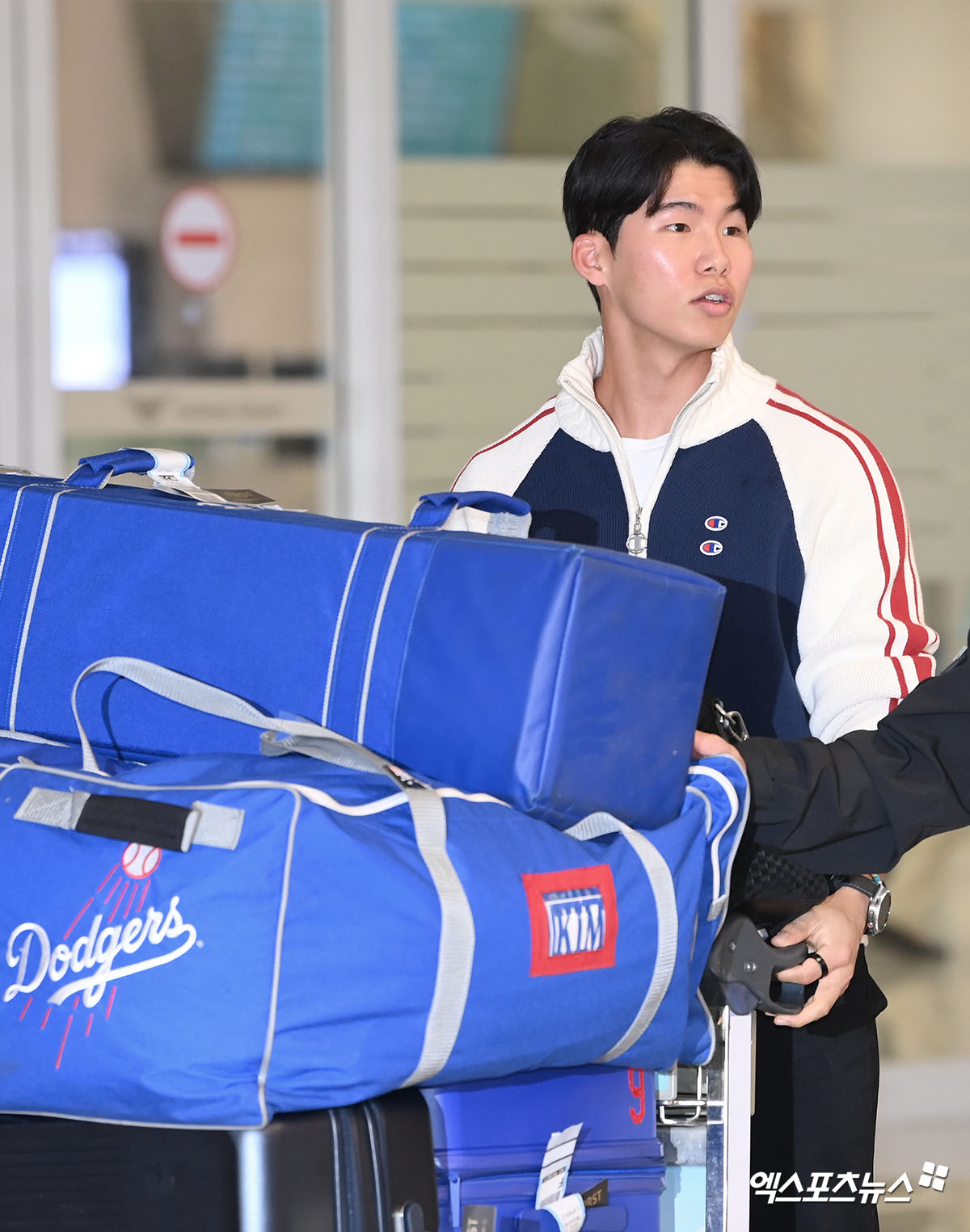 미국프로야구 메이저리그(MLB) 로스앤젤레스 다저스에서 뛰는 김혜성이 월드시리즈 우승반지와 함께 6일 오후 인천국제공항을 통해 귀국했다.  김혜성이 입국장을 나서고 있다.  한국인 메이저리거 야수로는 역대 최초로 월드시리즈 우승반지를 차지한 김혜성은 올해 71경기 출전, 타율 0.280(161타수 45안타), 3홈런 17타점 19득점, 13도루(1실패), 출루율 0.314 장타율 0.385, OPS 0.699의 기록으로 정규시즌을 마무리했다. 5월 초 콜업된 이후 2루수와 유격수, 중견수를 거치며 팀내 알토란 같은 활약을 펼쳤다. 엑스포츠뉴스 DB