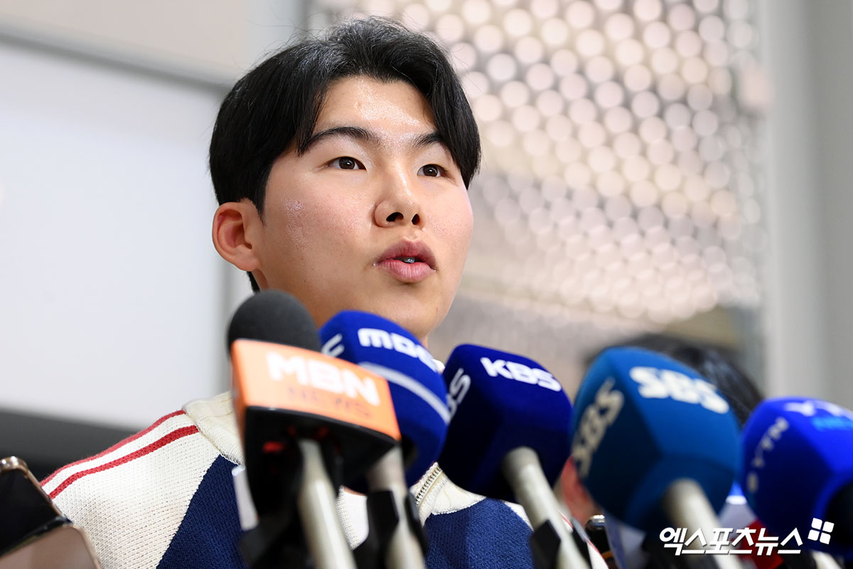 미국프로야구 메이저리그(MLB) 로스앤젤레스 다저스에서 뛰는 김혜성이 월드시리즈 우승반지와 함께 6일 오후 인천국제공항을 통해 귀국했다.  김혜성이 입국장을 나서고 있다.  한국인 메이저리거 야수로는 역대 최초로 월드시리즈 우승반지를 차지한 김혜성은 올해 71경기 출전, 타율 0.280(161타수 45안타), 3홈런 17타점 19득점, 13도루(1실패), 출루율 0.314 장타율 0.385, OPS 0.699의 기록으로 정규시즌을 마무리했다. 5월 초 콜업된 이후 2루수와 유격수, 중견수를 거치며 팀내 알토란 같은 활약을 펼쳤다. 인천공항, 고아라 기자