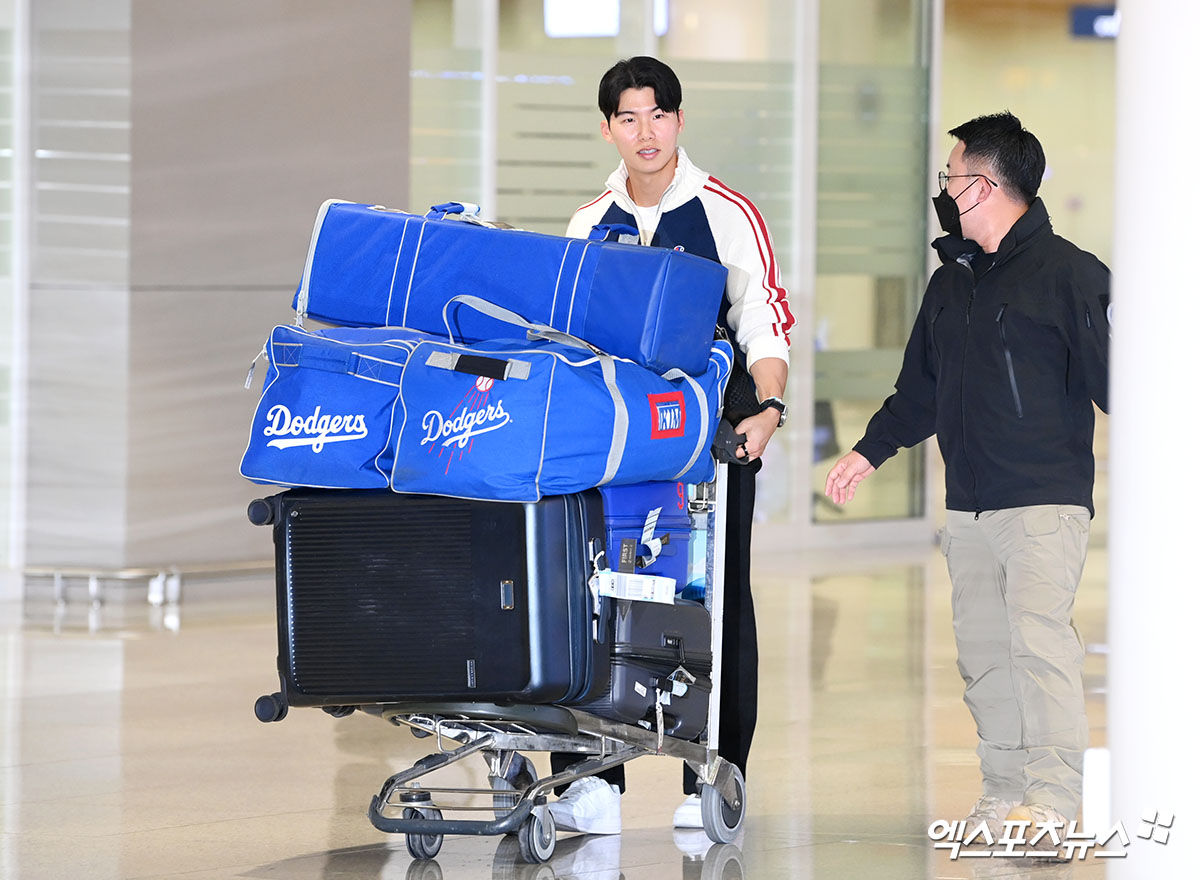 미국프로야구 메이저리그(MLB) 로스앤젤레스 다저스에서 뛰는 김혜성이 월드시리즈 우승반지와 함께 6일 오후 인천국제공항을 통해 귀국했다.  김혜성이 입국장을 나서고 있다.  한국인 메이저리거 야수로는 역대 최초로 월드시리즈 우승반지를 차지한 김혜성은 올해 71경기 출전, 타율 0.280(161타수 45안타), 3홈런 17타점 19득점, 13도루(1실패), 출루율 0.314 장타율 0.385, OPS 0.699의 기록으로 정규시즌을 마무리했다. 5월 초 콜업된 이후 2루수와 유격수, 중견수를 거치며 팀내 알토란 같은 활약을 펼쳤다. 인천공항, 고아라 기자