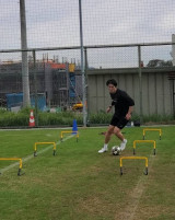 日 축구팬 오열! 일본 대표팀 20년 책임질 수비수 극찬 어디 갔나?…'3개월째 무소속' 도미야스, 들판에서 홀로 재활