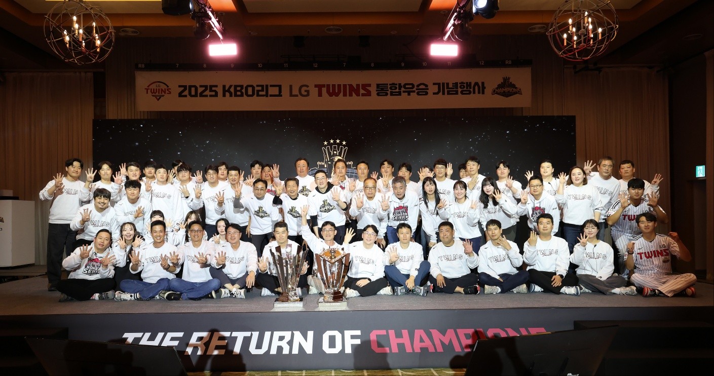 LG는 6일 곤지암리조트에서 '2025 KBO리그 LG트윈스 통합우승 기념행사'를 열었다. 이번 행사에는 LG 구광모 구단주와 그룹 관계자 및 트윈스 선수단, 프런트 등 120여 명이 참석했다. 선수단이 구광모 구단주와 기념촬영하고 있다. LG 트윈스