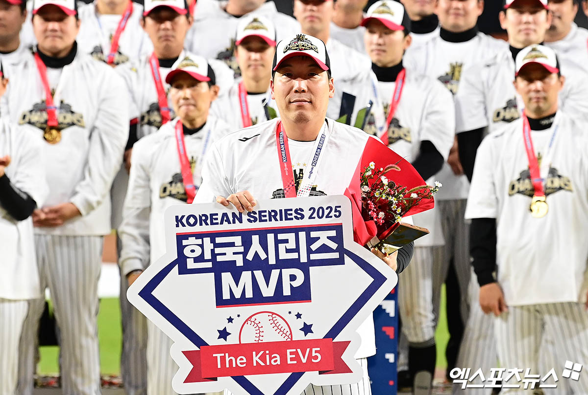 2025년 10월31일 대전한화생명볼파크에서 열린 '2025 신한 SOL Bank KBO 한국시리즈' LG 트윈스와 한화 이글스의 경기에서 LG가 4승1패로 우승한 뒤 김현수가 한국시리즈 MVP 수상 기념 촬영을 하고 있다. 대전, 박지영 기자