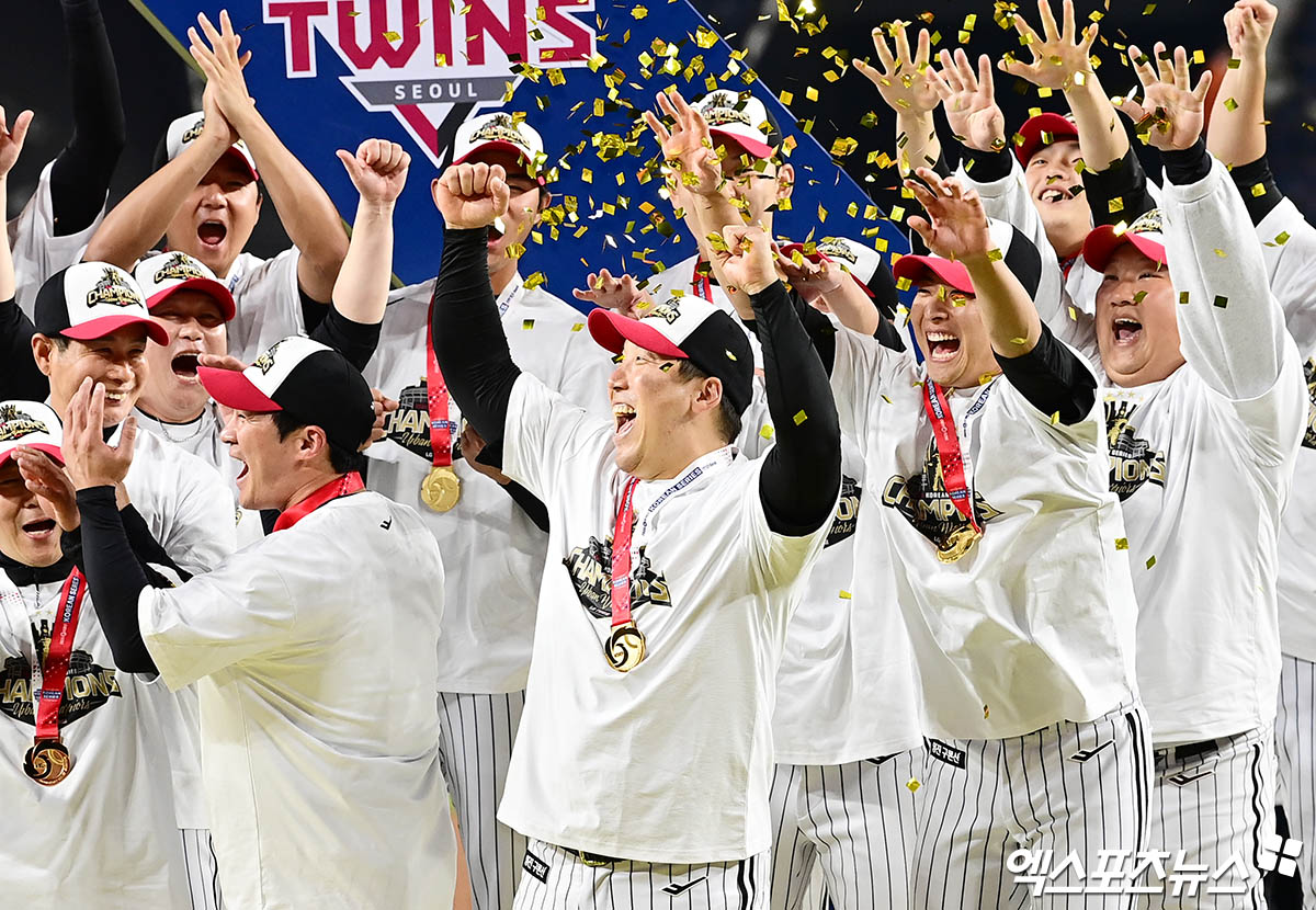 2025년 10월31일 대전한화생명볼파크에서 열린 '2025 신한 SOL Bank KBO 한국시리즈' LG 트윈스와 한화 이글스의 경기에서 LG가 4승1패로 우승한 뒤 김현수가 한국시리즈 MVP 수상 기념 촬영을 하고 있다. 대전, 박지영 기자