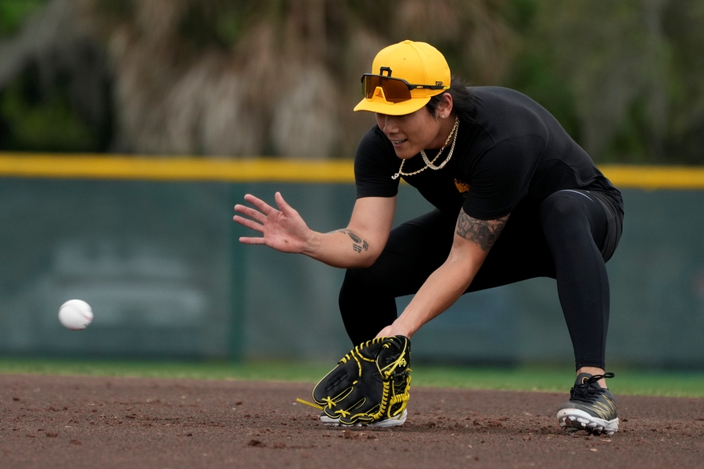 피츠버그 파이리츠에서 방출 통보를 받은 배지환이 '1조원의 사나이' 후안 소토와 같은 유니폼을 입는다. 메이저리그(MLB) 공식 홈페이지 MLB닷컴은 7일 '복수의 소식통에 따르면, 뉴욕 메츠가 외야진을 강화하기 위해 피츠버그로부터 배지환을 웨이버 클레임으로 영입했다. 배지환은 이번 영입으로 메츠의 40인 로스터에 합류하게 된다'고 알렸다. 메츠 구단은 아직 공식 발표를 하지 않은 상태다. 연합뉴스