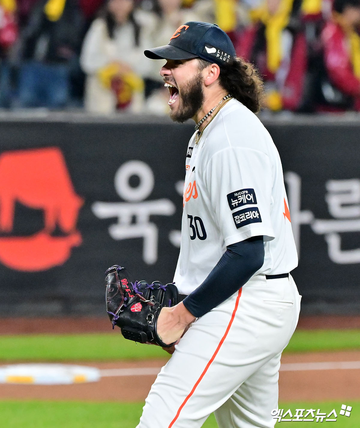 ESPN은 7일 '2025-2026 메이저리그(MLB) FA(자유계약) 상위 50인 순위 및 예상 계약 규모'를 예측한 기사에서 폰세를 41위로 측정했다. 해당 매체는 '그의 구위와 제구력은 트리플A에서는 통했지만, 빅리그에서는 한계가 있었다. 이에 폰세 일본과 한국으로 무대를 옮겼고, 지난 4시즌 동안 아시아 무대에서 뛰며 2025년에 완전히 반등에 성공했다. 2025시즌 KBO리그에서 탈삼진율 36%라는 커리어 최고 수치를 기록했고, 180⅔이닝을 던지며 커리어 최다 이닝을 소화했다. 또한 볼넷 비율 6%로 준수한 제구력을 보여줬다'며 빅리그 활약이 가능하다고 소개했다. 엑스포츠뉴스DB