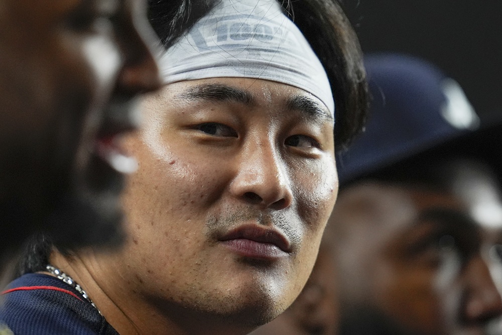 메이저리그(MLB) 이적시장 소식을 전하는 매체인 'MLB트레이드루머스(MLBTR)'는 7일 '2025-26 MLB 자유계약(FA) 상위 50명을 선정하고, 행선지와 계약 규모를 예측했다. 최근 애틀랜타 브레이브스와의 1년 1600만 달러 연장 계약 옵션을 포기하고 옵트 아웃을 선언한 김하성은 50명 중 28위에 매겨졌다. 예상 계약 규모는 2년 3000만 달러(약 436억 4100만원), 가장 유력한 행선지로 꼽힌 건 원소속팀 애틀랜타다. 연합뉴스